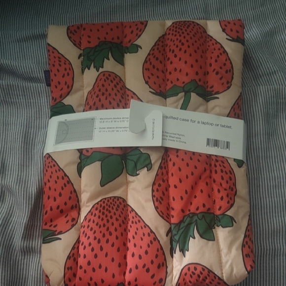 BAGGU Strawberry Print Puffy Laptop Sleeve 13/14" - Picture 2 of 3